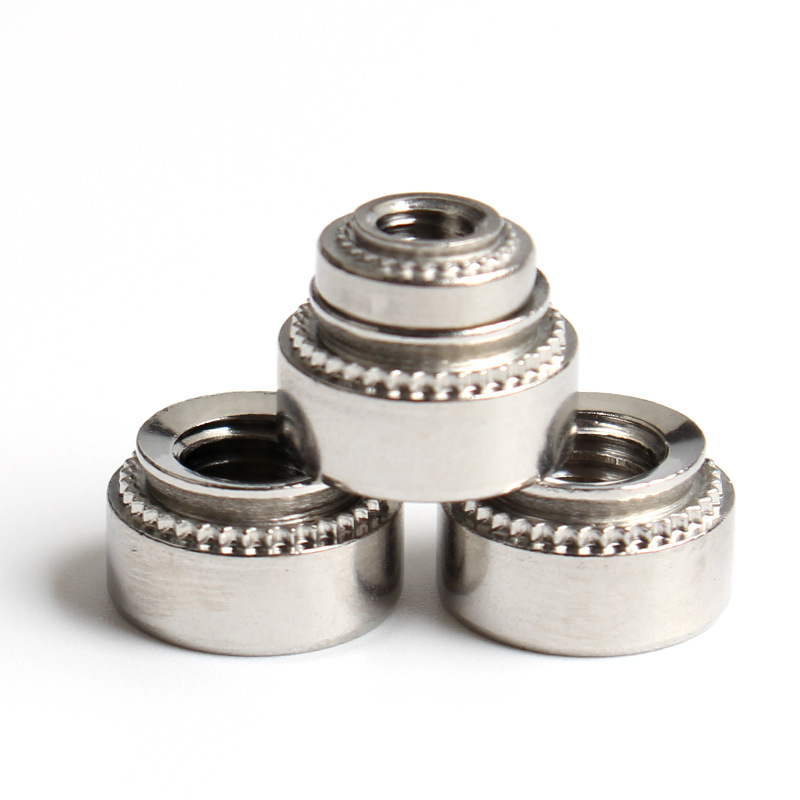 Flush ascendens clinching nut
